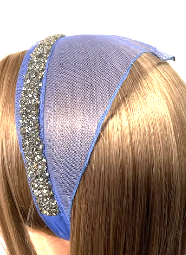 Batic din tul - Albastru deschis cu accesoriu din pietre maro